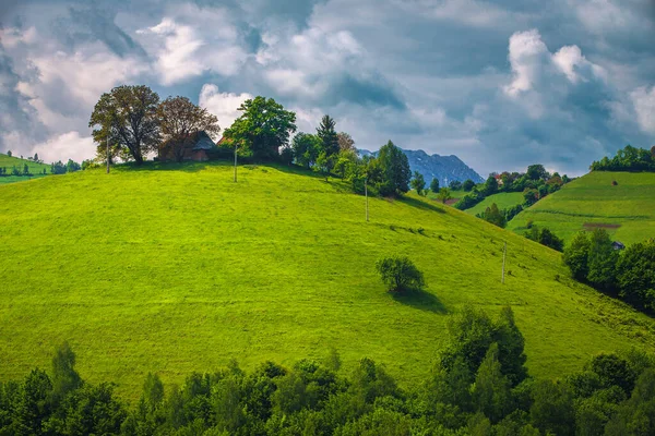 Όμορφο Τοπίο Της Υπαίθρου Πράσινα Χωράφια Και Σπίτι Στην Κορυφή — Φωτογραφία Αρχείου