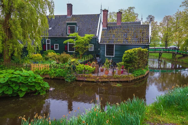 Vackert Trähus Med Grön Innergård Och Träbro Över Vattenkanalen Den — Stockfoto