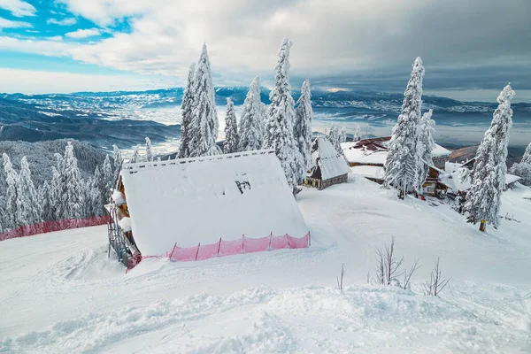 Fabulosa Paisagem Inverno Com Pistas Esqui Bonitos Chalés Madeira Cobertos — Fotografia de Stock