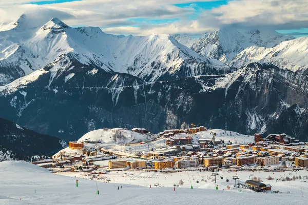 Famoso Complejo Montaña Invierno Con Edificios Modernos Teleféricos Alpe Huez — Foto de Stock