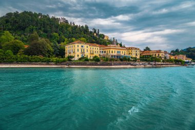 Harika bir seyahat ve turistik bir yer. Renkli binalar ve Bellagio limanı, Como Gölü, Lombardy Bölgesi, İtalya, Avrupa