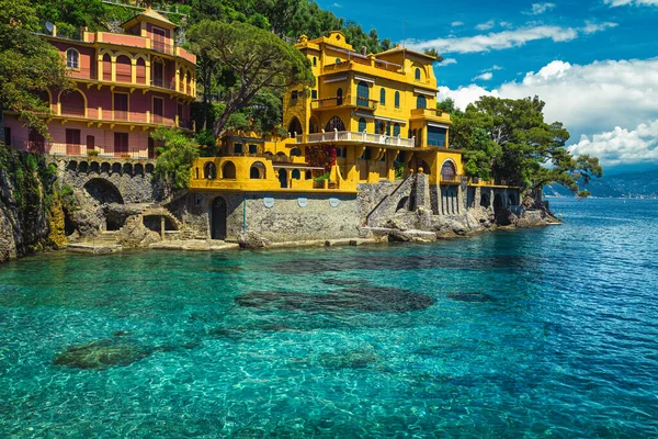 Niedliche Bunte Häuser Meer Auf Der Klippe Mit Atemberaubenden Azurblauen — Stockfoto