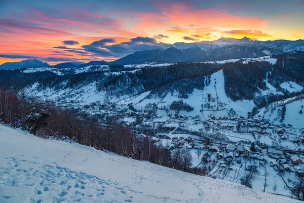 Increíble Paisaje Amanecer Invierno Con Montañas Nevadas Pintoresco Amanecer Cresta — Foto de Stock