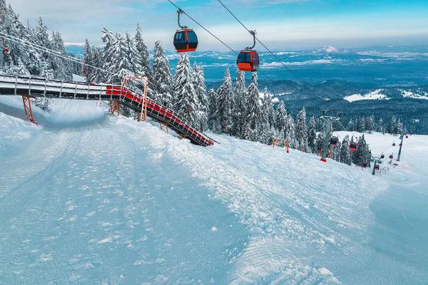 Gôndolas Esqui Rápidas Nas Rotas Esqui Poiana Brasov Cárpatos Romênia — Fotografia de Stock