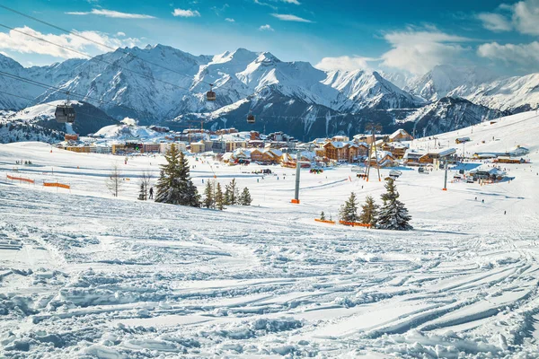 Skipistes Frisse Diep Besneeuwde Heuvels Alpine Skigebied Met Skiërs Kabelbanen — Stockfoto