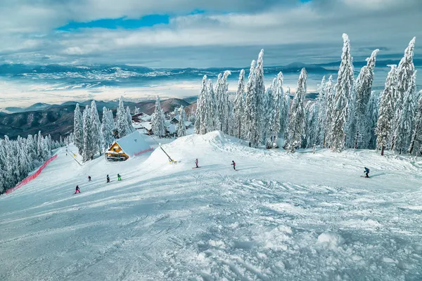 Majestosa Estância Esqui Inverno Com Esquiadores Encosta Chalés Madeira Cobertos — Fotografia de Stock