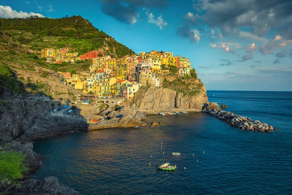 Splendido Borgo Mediterraneo Con Case Colorate Sulle Scogliere Del Mare — Foto Stock
