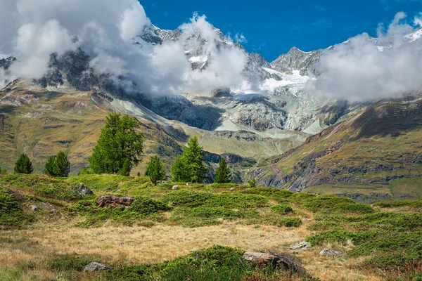 高い雪の山とツェルマット スイス ヨーロッパの近くの深い谷と美しい高山の風景 — ストック写真