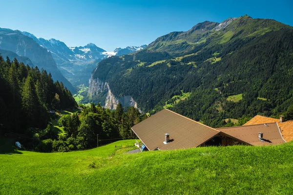 素晴らしい景色を望むアルプスの美しい場所にある家 ローターブルネン渓谷 Wengen Bernese Oberland スイス ヨーロッパ — ストック写真