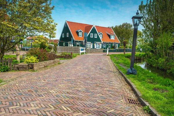 Beautiful Street View Paved Walkway Narrow Water Canal Marken Netherlands — Zdjęcie stockowe