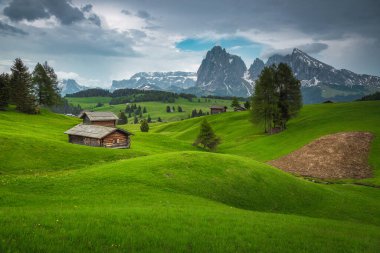 Ahşap pansiyonları, karlı dağları, Dolomitleri, Alpe di Siusi 'si, İtalya' sı, Avrupa 'sı olan fantastik bir yazlık dağ evi.