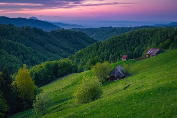 Cabanas Madeira Colina Deserto Paisagem Rural Pôr Sol Transilvânia Roménia — Fotografia de Stock