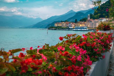Güzel binaları ve çiçekli kıyı şeridi, Bellagio, Lombardy, İtalya, Avrupa