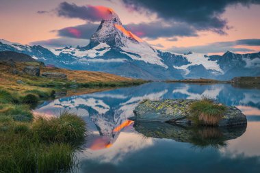 Güneşin doğuşunda Stellisee Gölü 'nün en güzel dağlık ve dağ manzaralarından biri olan Zermatt, Valais Kantonu, İsviçre, Avrupa