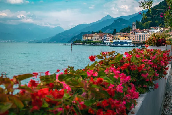 Malerisches Stadtbild Wasser Mit Schönen Gebäuden Und Blühender Küste Bellagio — Stockfoto