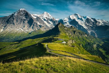 Mannlichen istasyonunun en güzel dağ manzaralarından biri. Resimli karlı dağ sırtları ve yeşil arazili derin vadiler, Lauterbrunnen vadisi, Bernese Oberland, İsviçre, Avrupa