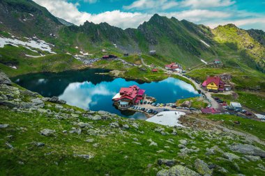 Yürüyüş parkurundan Karpatlar 'ın en çok ziyaret edilen göllerinden biri. Ünlü Balea Gölü ve kıyı şeridi, Fagaras Dağları, Karpatlar, Romanya, Avrupa