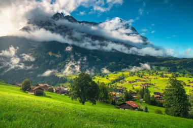 Alpler 'in en güzel ve ziyaret edilen dağlık köylerinden biri arka planda ünlü Eiger Dağı, Grindelwald, Bernese Oberland, İsviçre, Avrupa