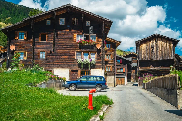 Şirin Kırsal Geleneksel Ahşap Evler Sviçre Avrupa Dar Bir Sokak — Stok fotoğraf