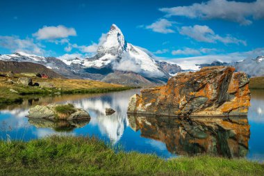 Dünyanın en güzel dağlarından biri olan muhteşem alp Stellisee Gölü, Zermatt, Valais Kantonu, İsviçre, Avrupa 'dan Matterhorn manzarası.
