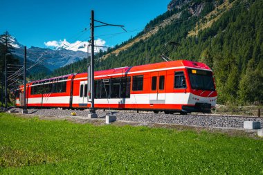Alplerde modern kırmızı yolcu treni olan bir dağ demiryolu. Avrupa 'nın en güzel demiryollarından biri, Valais Canton, İsviçre