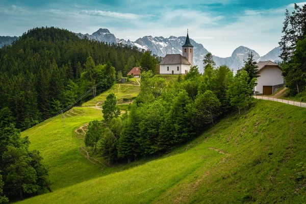 スロベニアの山の景色と丘の上の小さな教会 スロベニア ヨーロッパを背景に聖スピリット教会とカムニク サヴィナ アルプス — ストック写真