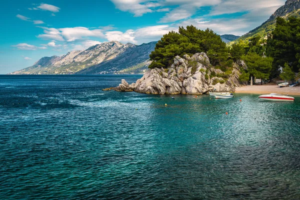 Γραφικός Κόλπος Αγκυροβολημένα Μηχανοκίνητα Σκάφη Και Διάσημη Παραλία Μπρέλα Δαλματία — Φωτογραφία Αρχείου