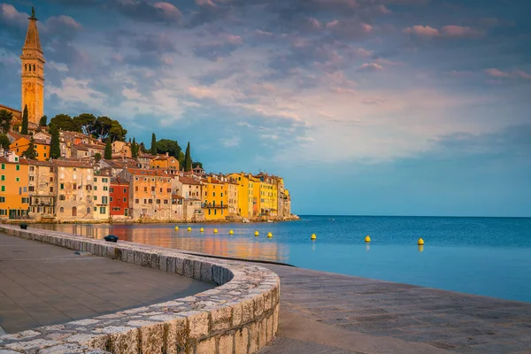 Pista Pitoresca Beira Mar Com Edifícios Antigos Coloridos Rovinj Nascer — Fotografia de Stock