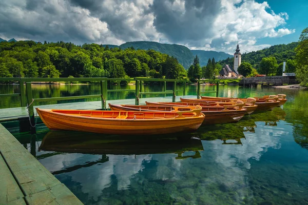 Vertäfelte Hölzerne Ruderboote Auf Dem See Und Traditionelle Alpenkirche Hintergrund — Stockfoto
