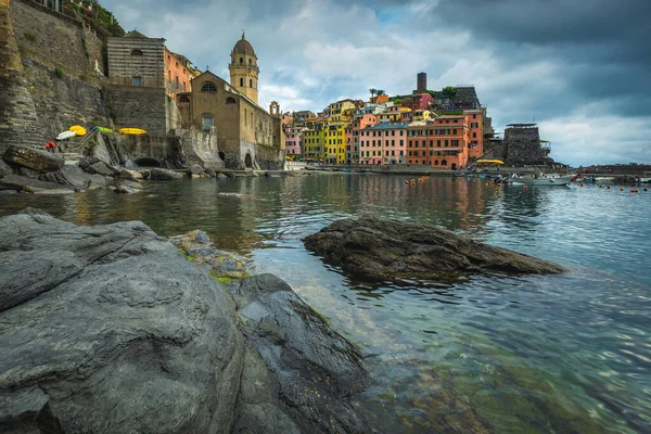 Híres Mediterrán Falu Turisztikai Hely Színes Tengerparti Épületekkel Vernazza Cinque — Stock Fotó