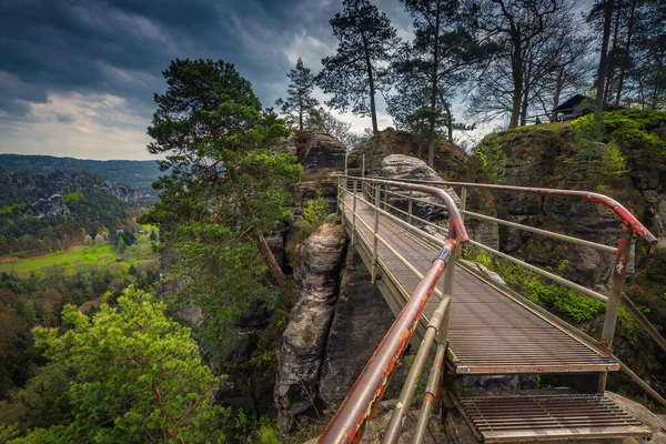 Well Known Hiker Trail Interesting High Cliffs Footbridge Deep Gorge — Stock Photo, Image