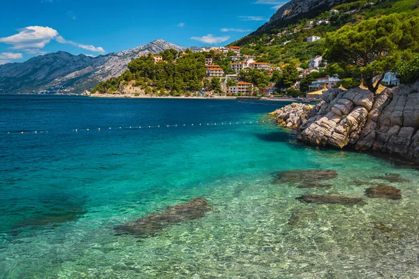 Beautiful Gravelly Seashore Fantastic Places Mediterranean Houses Seaside Brela Dalmatia — Stock Photo, Image