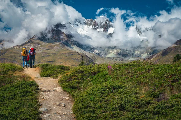 Hikers Backpacks Wonderful Hiking Trail Mountains Switzerland Europe — 스톡 사진