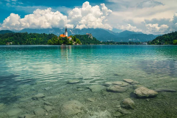 Küçük Ada Bled Gölü Slovenya Avrupa Daki Ünlü Kilisesiyle Şeffaf — Stok fotoğraf