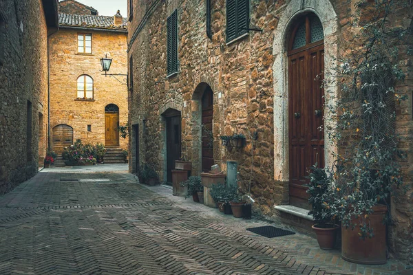 Rustieke Toscaanse Stenen Huizen Gezellige Ingangen Versierd Met Kleurrijke Planten — Stockfoto