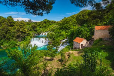 Krka Ulusal Parkı, Skradin turistik beldesi, Dalmaçya, Hırvatistan ve Avrupa 'da şelaleleri olan tanınmış Akdeniz yürüyüşleri ve gezinti yerleri