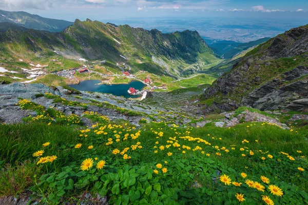 喀尔巴阡山脉是喀尔巴阡山脉最受欢迎的湖泊和登山胜地之一 著名湖泊Balea Chalets Shore Lake Fagaras Mountains Carpathians Romania Europe — 图库照片