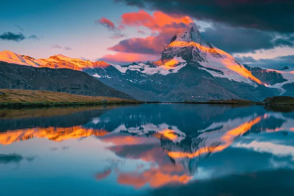 瑞士瓦莱州Zermatt 黎明时分从Stellisee湖上俯瞰美丽的高山和山景 免版税图库照片