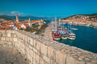 Harika bir turistik yer ve Kamerlengo şatosundan güzel bir manzara. Palmiye ağaçları, rahat sokak kafeleri ve restoranları olan bir yürüyüş yolu. Limanda, Trogir 'de, Dalmaçya' da, Hırvatistan 'da, Avrupa' da demirlemiş tekneler ve lüks yatlar