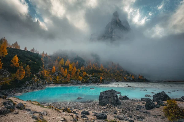 精彩的远足 摄影和旅游目的地 风景如画的索拉皮斯湖 长满了五彩缤纷的落叶松和多雾的群山 意大利 欧洲白云石美丽的秋天风景 — 图库照片