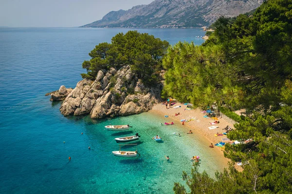 Praia Pitoresca Bela Orla Com Barcos Ancorados Brela Dalmácia Croácia — Fotografia de Stock