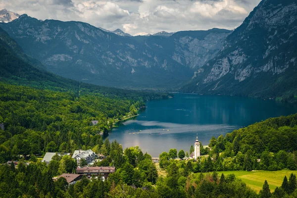 山頂からの絶景 ボヒンジ湖と海岸沿いの有名な教会 リベブ スロベニア ヨーロッパ — ストック写真
