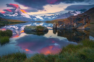 En ikonik alp zirvelerinden biri, Matterhorn. Şafakta Stellisee Gölü 'nden dağ manzarası, Zermatt, Valais Kantonu, İsviçre, Avrupa
