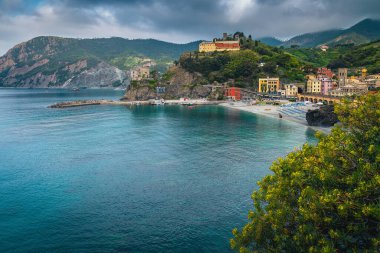 Çiçekli yürüyüş yolu Cinque Terre, Liguria, İtalya, Avrupa 'dan güzel Monterosso al Mare köyü manzaralı renkli Akdeniz binaları