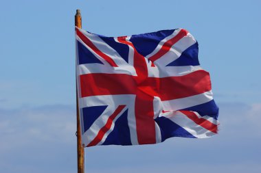 İngiliz bayrağı union jack'ın mavi gökyüzü karşı rüzgarda üfleme