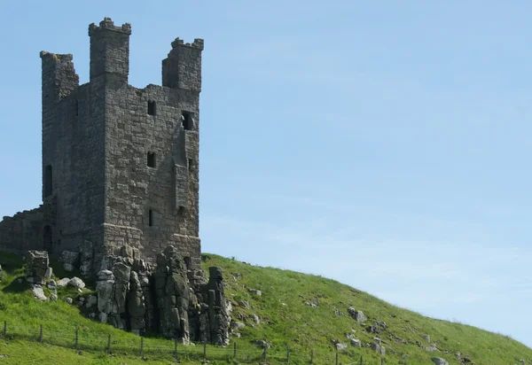 Antiguo castillo inglés Ruina en una colina — Foto de Stock