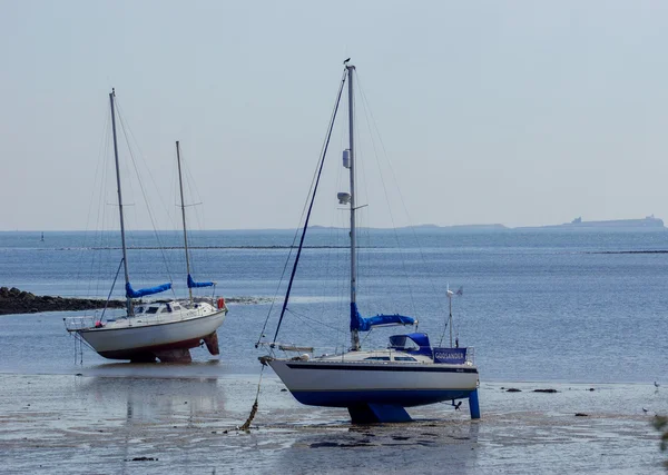 Boats and Yachts at low tide — Stock Photo, Image
