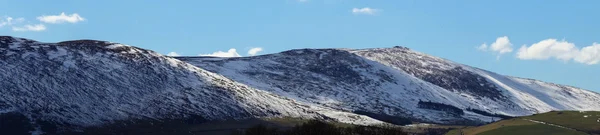 Панорама Сніг накривав пагорби — стокове фото