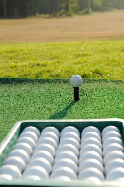 Balde de bolas de golfe prática — Fotografia de Stock