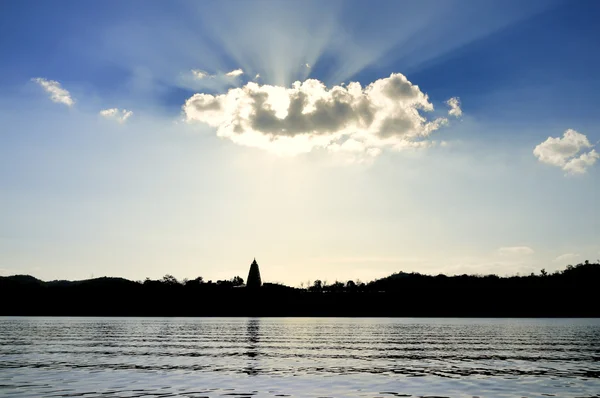 Sonne scheint durch Wolken — Stockfoto